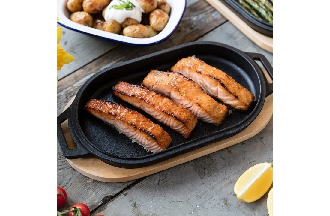 Ooni Gietijzeren Sizzler Pan Met Afneembare Greep En Houten Bord - Afbeelding 2